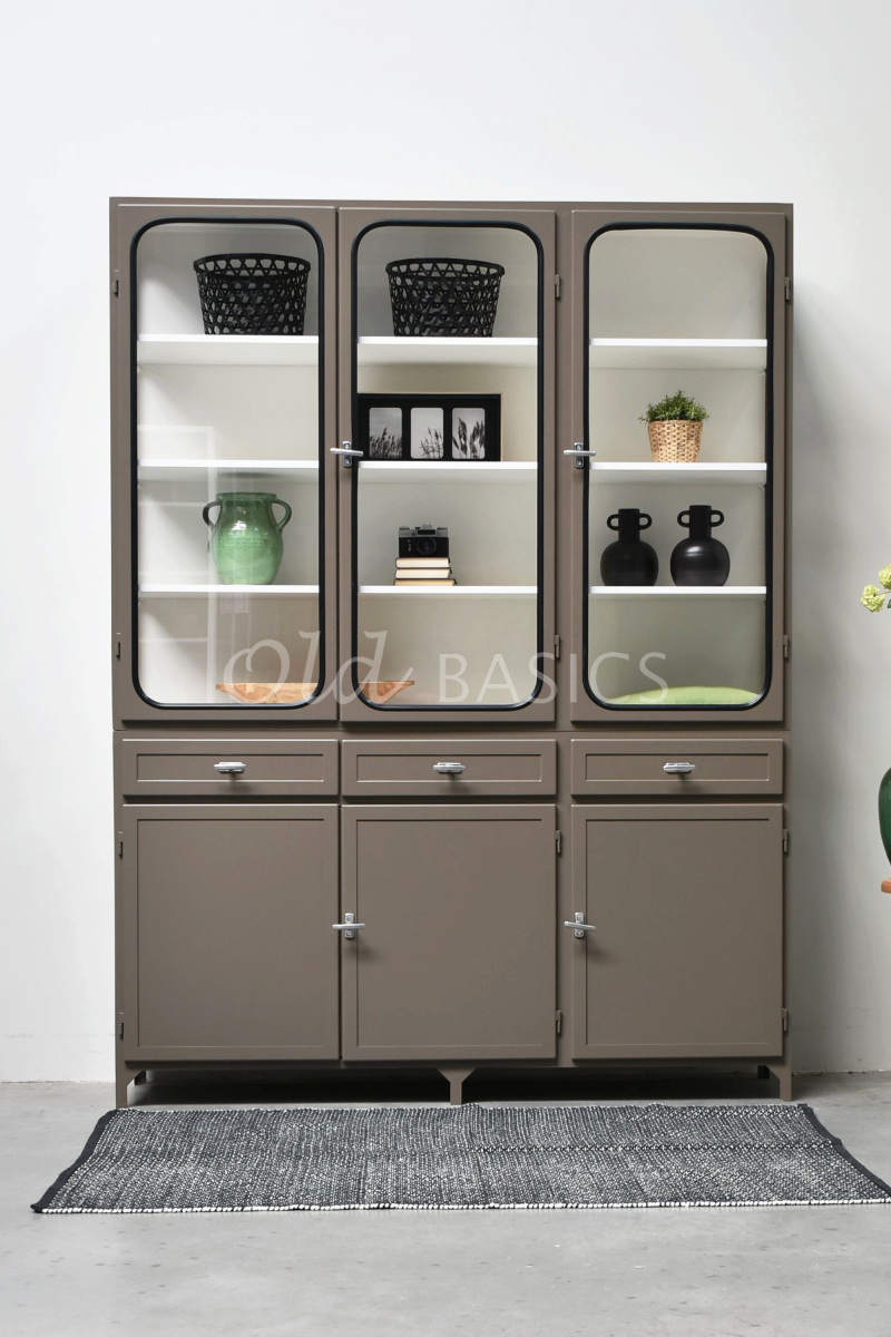 Detail van Apothekerskast Retrique, 3 deuren, RAL7006, grijs, beige, bruin, materiaal staal